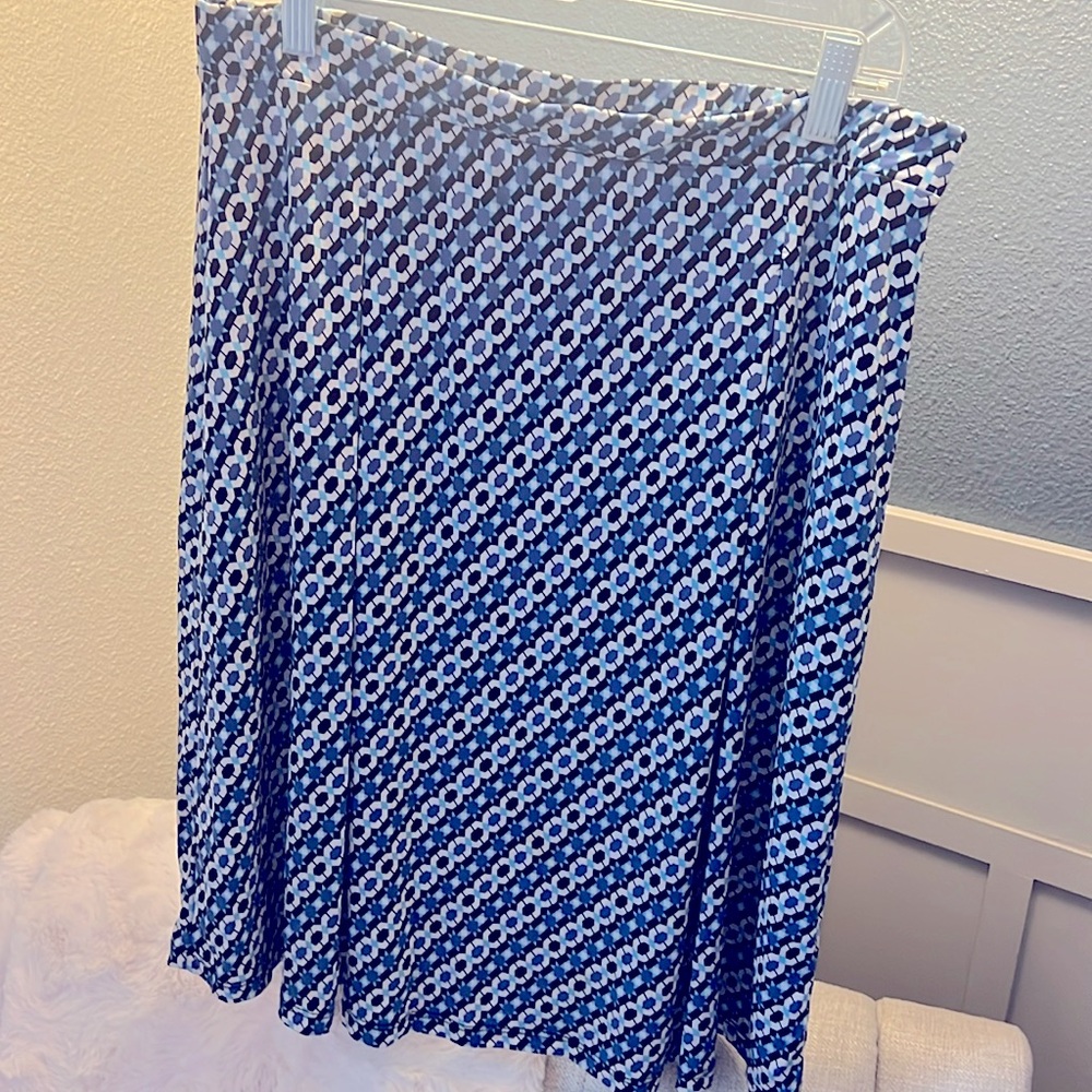 Women’s GILLI slinky and stretchy skirt with elastic waistband.  Size L.